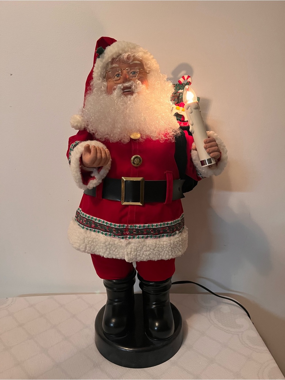 Animated Santa Holiday Figure with Lighted Candle
23.5”
Vintage 90’s
SEE VIDEO